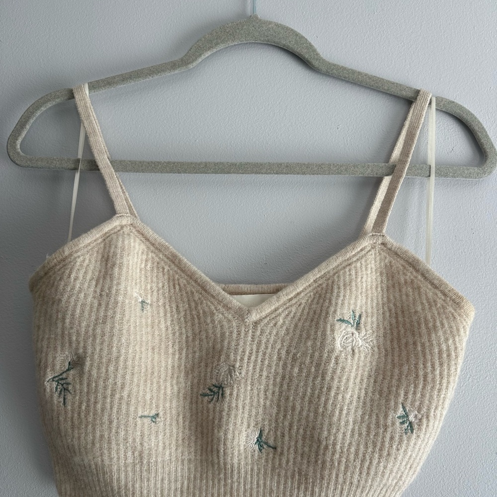 H&M Beige Floral Embroidered Cropped Tank Top- Sweater Material